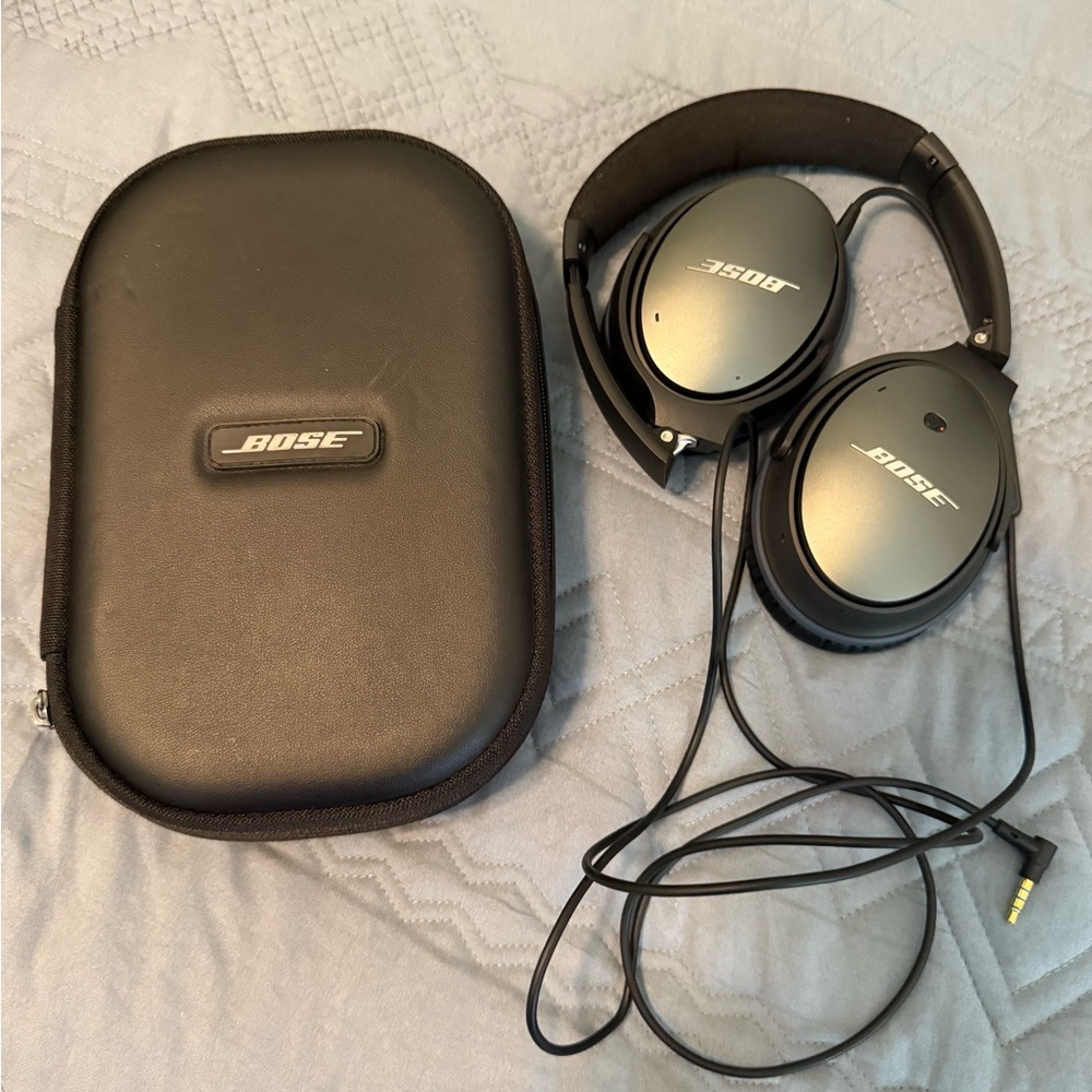 Bose Silver Noise-Cancelling Headphones with Black Case - Picture 3 of 9
